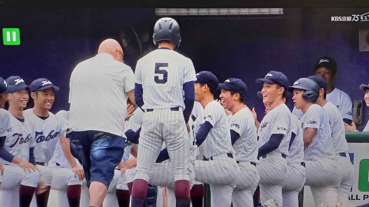 kazutan__1220's tweet photo. 開幕戦の時もツイートしたけど
また始球式から帰ってくてる子を鳥羽の選手達���膝を付きながら、花道を作って出迎えてる。

しかもみんな笑顔でハイタッチしてくれてる。

嬉しいだろうね松本さん。
こういう鳥羽野球部の立ち振る舞いが好きだし是非広まってほしいのよ。

＃高校野球 https://t.co/HRd87TN5mL