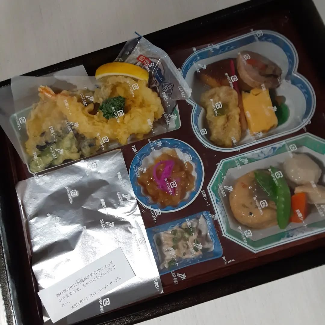 suzukialoha's tweet photo. 今から30年前くらいに祖母の葬式を行った時は四十九日の法要はホールを貸し切って盛大におこなったが、今回は暑い中での法要と言うこともあり、お持ち帰りでご注文させて頂きました。とてもおいしかったです。＃四十九日法要　＃折詰 https://t.co/2FshRK6KdT