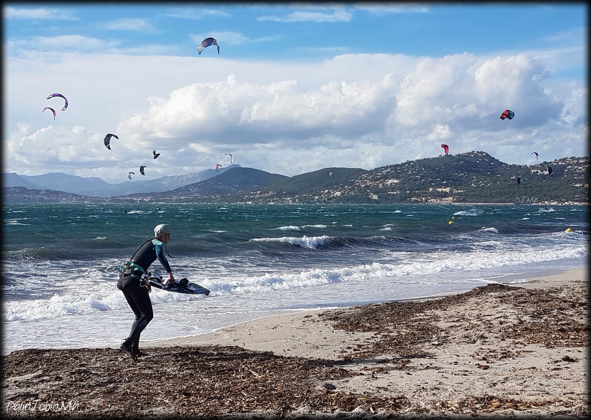 MhMaya1963's tweet photo. Souvenir de vacances dans le Var (83)
Plage de l’Almanarre à Hyères. 
Le vent soufflait fort et les skysurfeurs s’en donnaient à cœur joie. 

#photo
#photography 
#skysurfeurs #skysurfers
#var #hyeres #plage #beach #mer #sea #méditerranée https://t.co/ld8QvweVrq