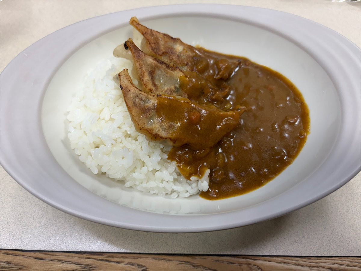 Tdash21213174's tweet photo. 夜食はみよしのさん

ここの餃子カレーが好きで、札幌に行くといつも食べてます！

しかし、普通の餃子カレーが1000円超え

ミニにしても800円台とメチャクチャ上がってる😳

流石に��の値段はないなー https://t.co/anzvJ1r0GY