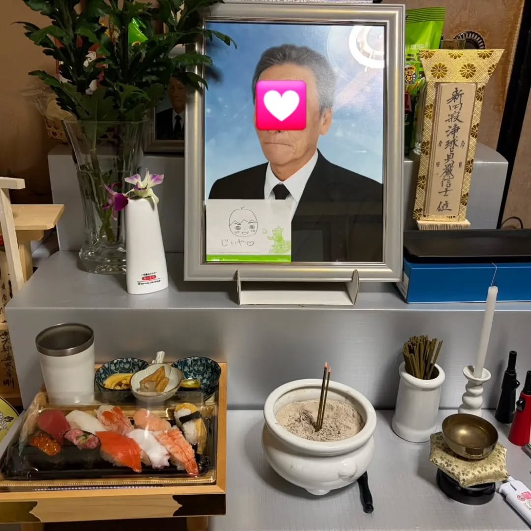 suzukialoha's tweet photo. これは四七日の時に撮ったもの。
一番下の姪っ子がいつもおじいちゃんにお寿司を買ってもらったからと言って今度は自分が働いたお給料でお寿司を買って届けに来てくれました。
優しい子に育って良かったね。合掌。＃高野山真言宗 https://t.co/k6BSRgKTsD