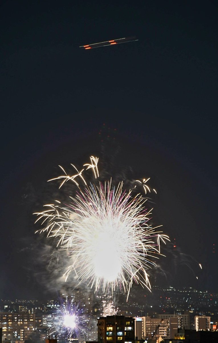 tnkr888's tweet photo. 天神祭 奉納花火
上空から大きな花火を見られられた方はラッキーでしたね https://t.co/bT1e1l9aqm