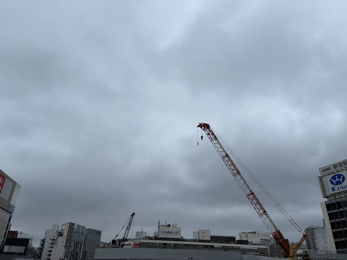papi1972's tweet photo. おはよう新宿☁️
今日の予報は最高気温31度、この気温で「今日は涼しいなぁ」と思ってしまう自分はかなり麻痺してます😇 https://t.co/DCkg4Zu0PV
