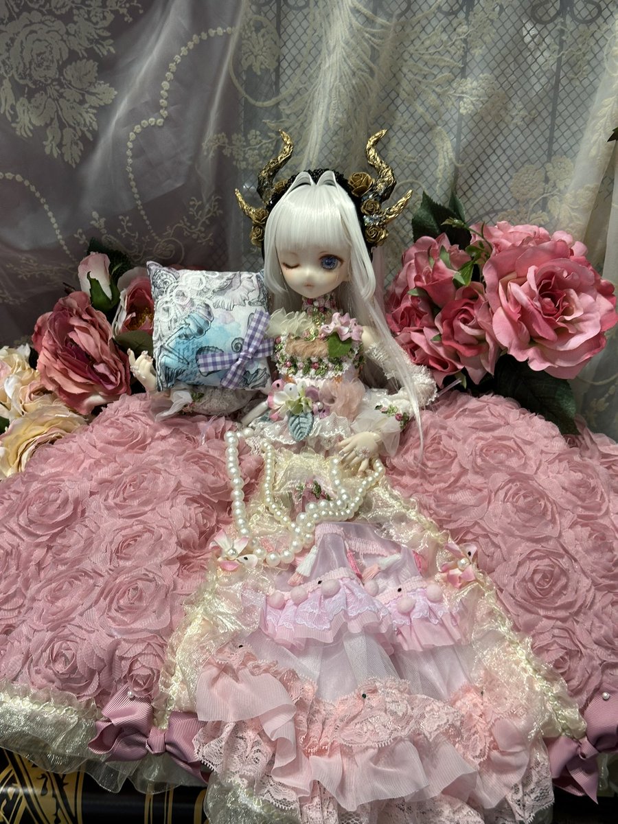 aruku_tw's tweet photo. 久々のドルパ遠征は良かった😆

ヘッド:@ogcookiedoll 様
ウィッグ:@Rosenlia_doll 様
ヘッドドレス:@shii9215 様
ドレス:@maidensakura 様
ハンド:@yukaridolllove 様
クッション:@586show10 様

#おれんじっこ 
#RosenliaDoll
#エトワールの砂糖菓子
#エターナルメイデン
#THユカリnail
#コハル商店 https://t.co/c0o2zmHZ9I