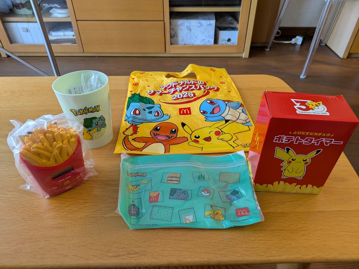 yuki_523's tweet photo. マックの福袋、受け取りに行きました。ピカチュウが飛び出すポテトタイマーが可愛い❤　コップ���ジッパーはフシギダネちゃんが当たりました。もちろん、メ◯カリになんて出しません。 https://t.co/ol0f1X1A29