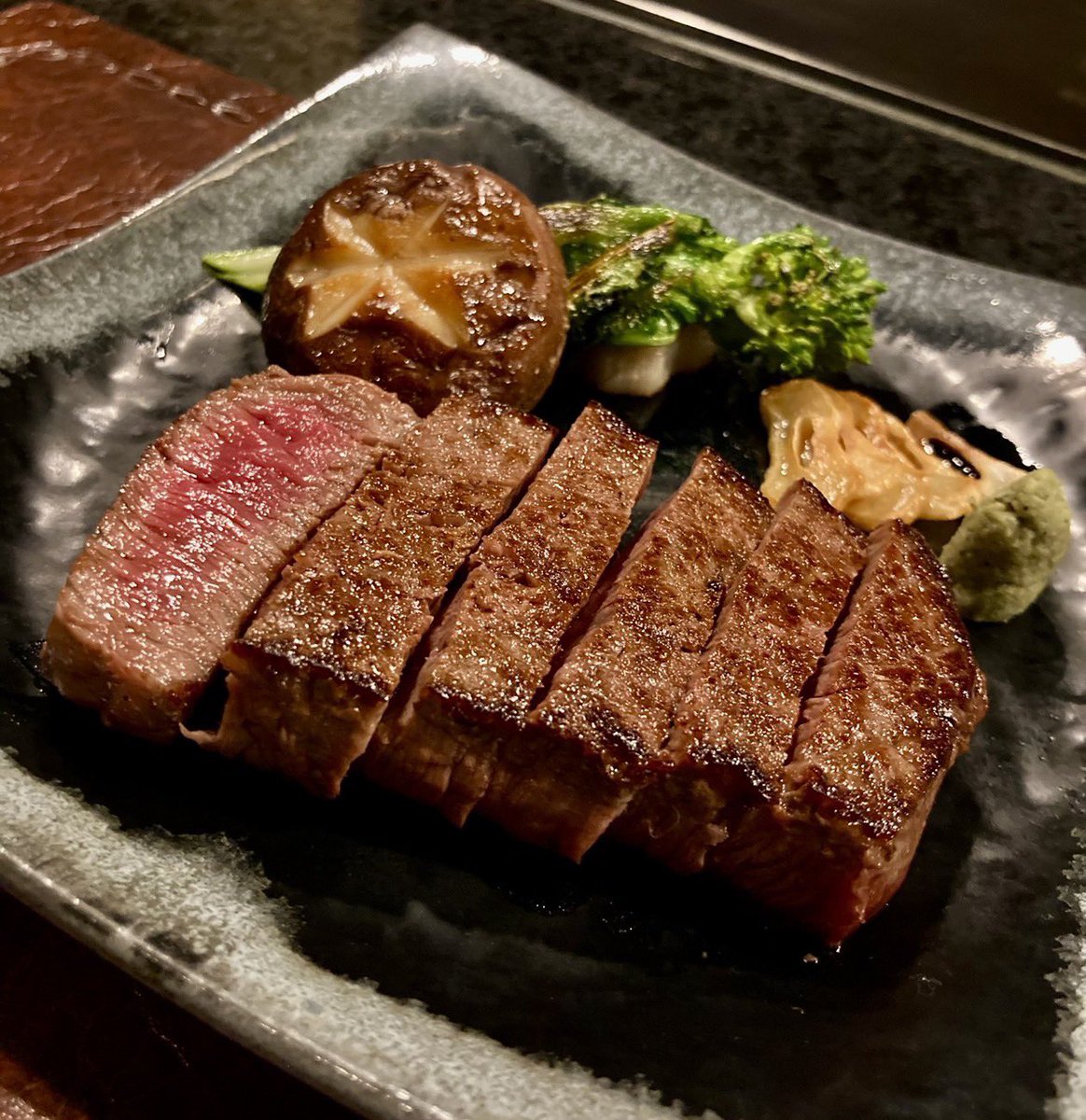 T9JC3dYOAdiv3AM's tweet photo. 「前沢小形牧場牛ミスジ」
牛の肩甲骨の下に位置する、とろける食感が魅力の希少な部位。
100g¥4,500

ポルトガル・テージョ産「カザル・ダ・コエレーラ・リゼルバ」
芳醇なアロマとリッチな味わいが特徴的な赤。
グラスのみの提供¥1,600

よろしくお願いいたします🙇

#前沢牛　#盛岡　#盛岡ステーキ https://t.co/XeVYnZtEMK