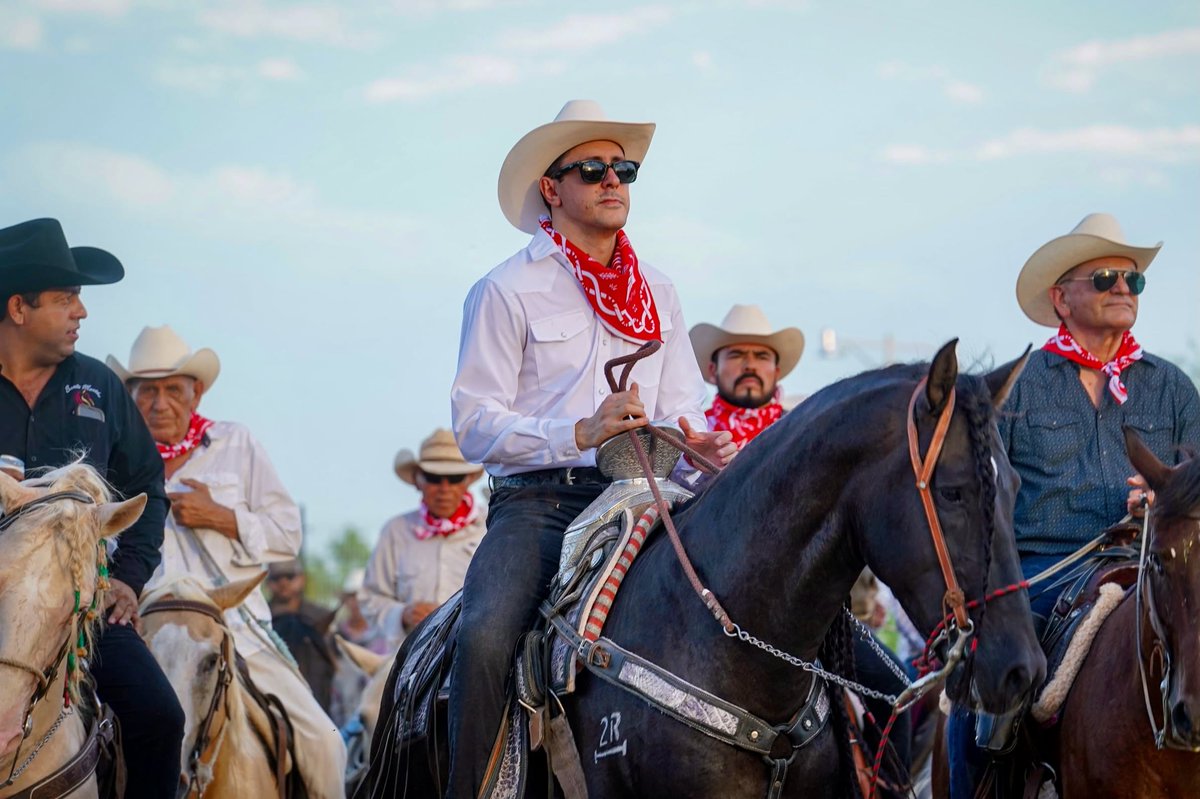 FernandoRVM's tweet photo. Hay tradiciones que no solo recorren caminos: también unen generaciones, amistades y comunidades.

Me tocó vivir una de ellas en la primera Cabalgata con Causa.

Gracias a mi compadre Ignacio Rojo “El Charro” y a la Cuadra Santa Martha por la invitación y por demostrar que nuestras raíces también pueden ponerse al servicio de los demás. 🤠