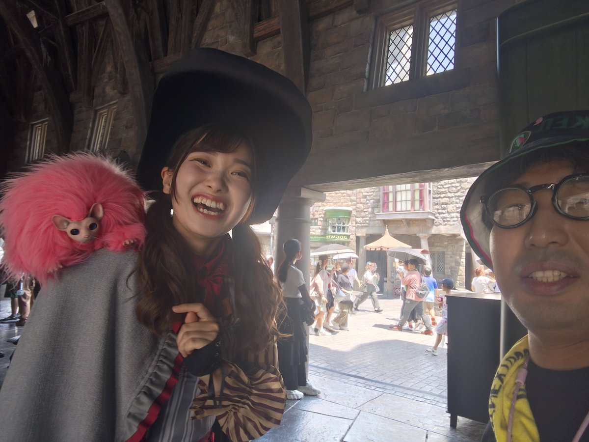 3273_8932's tweet photo. 2026.7.25 14時40分回
ホグズミード・マジカル・クリーチャーズ・ミート🪄
ピグミーパフキーパー　なおちゃん🩷
初めての2shot📸
#USJファン
#ピグミーパフ
#ホグズミードマジカルクリーチャーズミート https://t.co/VOCUYHtpuq