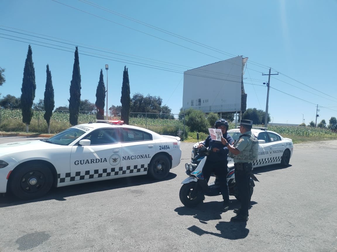GN_MEXICO_'s tweet photo. En carreteras federales del país, la #GuardiaNacional distribuye folletos informativos a los usuarios como parte de la campaña #EnGuardiaContraLaCorrupción. Con estas acciones se fomenta la cultura de la denuncia y se refrenda el compromiso de ¡Cero Corrupción, Cero Impunidad! #PorMéxicoSiempreEnGuardia