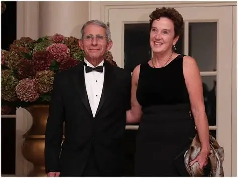 USBornNRaised's tweet photo. Scarf Lady did not get a pardon. Get her if you can't get Fauci. Get his wife Christine Grady who served as the head of the Department of Bioethics at the National Institutes of Health Clinical Center too. https://t.co/FVRnhdODRo