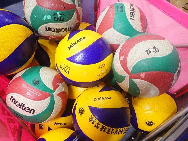 itabashitokushi's tweet photo. 夏季休業中　部活動練習　女子球技部編②

🏐女子球技部の活動の様子、その②です。　　　　　　　　　　　　　　　　　　　　　　　　　　　　　　　　　　　大会前最後の練習を行いました。  
先生チームとの試合では、
仲間と声を掛け合いながら練習の成果を発揮！　　　　　　　　　　　　　　　　　　　　　写真はこれまでの練習を
支えてくれたボールたち。
 がんばれ板特‼ 女子球技部‼✨
 #板橋特別支援学校 #女子球技部
 #部活動 #大会へ挑戦
