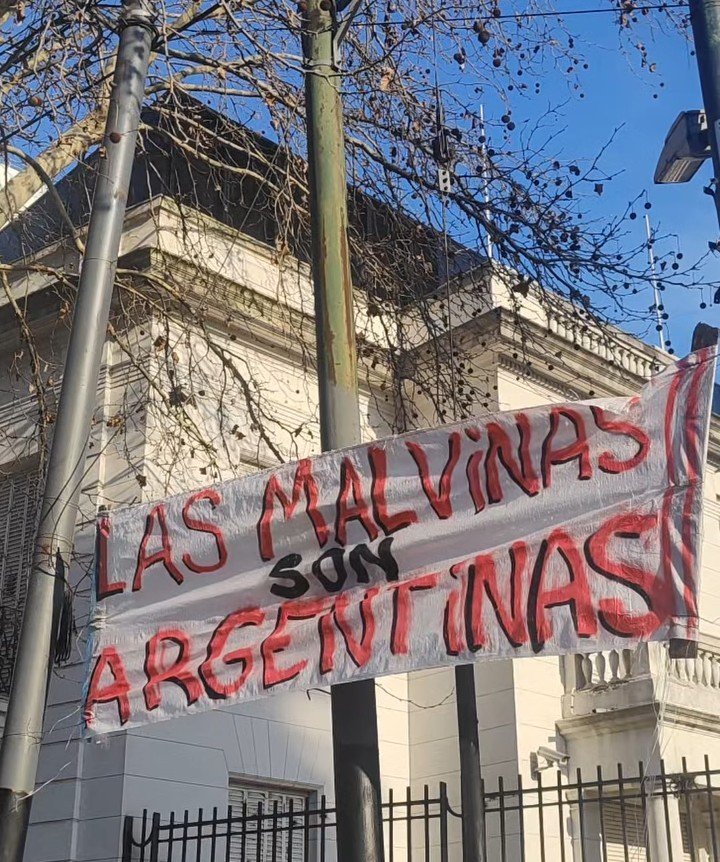 laplataPincha36's tweet photo. Estos son como los mexicanos del fútbol Argentino jaja. Re cogidos y se inventan una realidad.

Disculpa. Nuestro faro son los combatientes héroes de Malvinas. Todo los homenajes son para ellos.

Deja de ser tan cogida y resentida. Fíjate en q anda tu sociedad de fomento. Dolida https://t.co/YKWx2MhQPq
