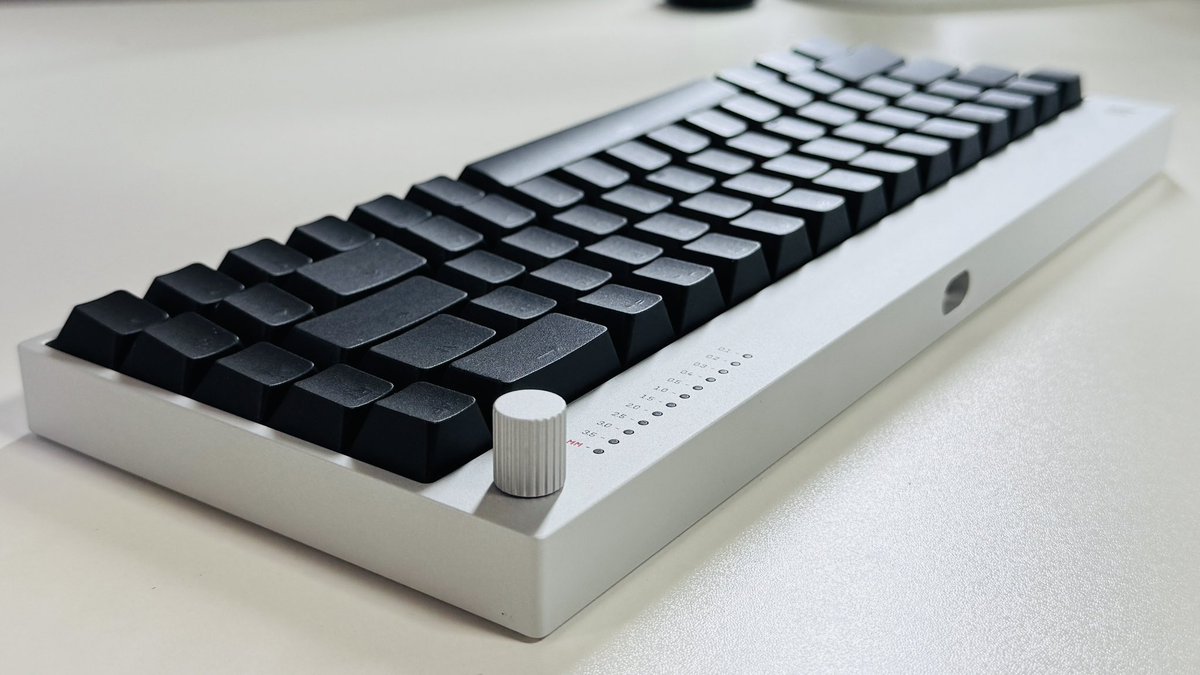 Aterui_Mizuno's tweet photo. WALLHACK K-001

第一印象は「Macbookみたい！」
無駄な曲線のない直方体のケースかつシルバーだから、ミニマリズム的デザインとMacbookの雰囲気を感じます。
今朝届いたばかりなので、これから使い込んで分析していきます。

提供：WALLHACK https://t.co/rxD68VPdbV