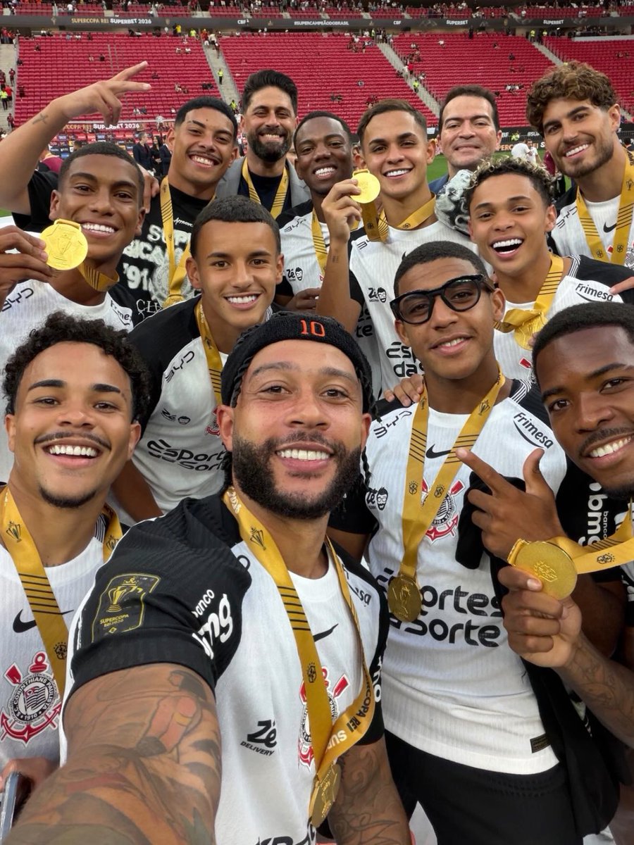ludamiati's tweet photo. Não tinha como o Memphis ir embora e deixar todos esses meninos sem pai https://t.co/CSSZ4CGjju