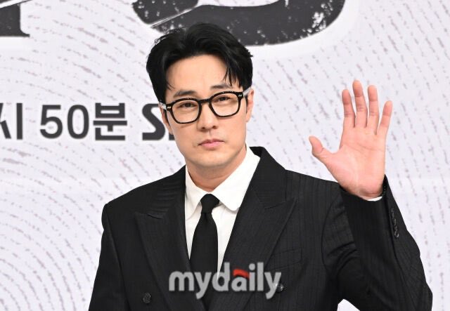 plzspellgabbana's tweet photo. [단독]1억 가까이.. 소지섭, 스태프 300명에게 금 선물

https://t.co/d49J0UimXU

소지섭은 SBS '김부장' 출연진과 제작진 전체 스태프 300명에게 금을 선물했다.
관계자에 따르면 선물한 금은 1g으로 구매 당시 시세로 30만 원이 넘었고 총 1억 원 가까이 되는 금액이었다.

정말 근본있으시다 https://t.co/aSpdbYN78o