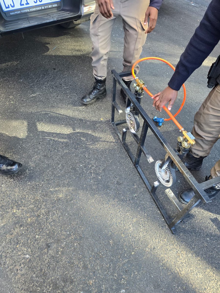 JoburgMPD's tweet photo. Compliance is everyone's responsibility!!!

Operating a restaurant, food stall, braai stand, or any other food business on a public road, street, pavement or municipal property without the necessary approval from the local municipality is a contravention of municipal by-laws.

Unauthorised trading on public roads can obstruct pedestrians & traffic, increase the risk of fires from open flames or gas cylinders, block stormwater drains, contribute to littering, illegal dumping & create health and safety hazards for the public.

Business owners & informal traders are urged to obtain the required permits and operate only from approved trading sites; failing which, your goods will be impounded. 

Compliance with municipal by-laws helps protect public safety, keeps the city clean &ensures fair & lawful trading.

Goods were impounded for non-compliance at Leyds & Simmonds Streets in Joburg by JMPD BMU unit officers 👇🏻
#JoburgByLaws 
#BuyaMthethoManjeNamhlanje