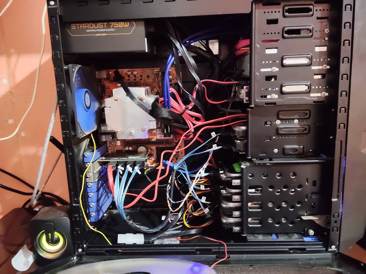 IakoSabat's tweet photo. @lockgamer_ #fritandosetup #setuplockgamer

Opa Lock! Beleza?

1°: 
- Gabinete Raidmax BlackStorm
- Placa PCWARE ipmh110g
- I7 7700
- 16gb DDR3
- SSD 480gb WD Green
- 1 HD 500gb Toshiba P300
- 2 HDs 1tb Toshiba P300
- 2 HDs 1tb Firecuda
- 1 HD 2tb WD Red https://t.co/w1e53bWp4f