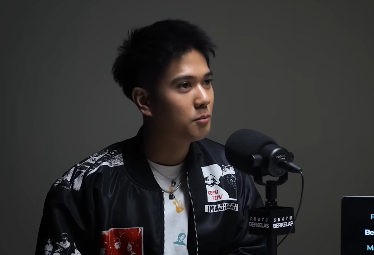 insidefolkative's tweet photo. Iqbaal Ramadhan cerita kalo dirinya cabut studi ke Amerika saat umur 15an tahun, mulai hidup baru agar tidak star syndrom di Indonesia: 

Iqbaal: awalnya mungkin ngga terlalu berasa star syndrom, sampai akhirnya diumur 15an itu baru berasa kayak "gila gue di umur 15 gue masih SMP, tapi gue punya semua yang gue mau, dan gue bisa dapetin apapun yang gue mau. dan gue punya hal2 yang seumuran gue gapunya gitu", nah kayanya begitu realisasi itu muncul di kepala kayak....

aneh sih...ih gila banget ini tuh ngga normal ya..ngga normal lagi men..lu umur 15, lu selalu ranking satu di sekolah, lu gapernah bolos, tapi lu at the same time, you staking cash, satu indonesia tau lo, itu anehhh gila, menurut gue yaa, at least buat gue saat itu

jadi kayak wow ini banyak banget nih yang gue punya, udah tuh kayanya udah mulai2 'agak sombong, agak2 merasa kayak diatas yang lain, merasa punya power', nah tapi di momen itu beruntungnya gue adalah gue tau gue otw sombong, jadi gue belum sampe bener2 nge-abuse power gue dan privilege gue, jadi gue tau gue udah 'mulai sombong', gue cabutlah SMA diluar, kelas 2 dan kelas 3 cabut diluar.