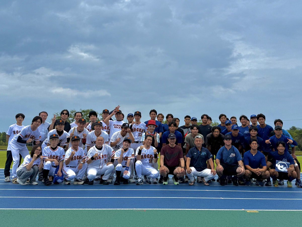 hanawa_bassman's tweet photo. 昨日開催予定だった、
石川ミリオンスターズ × はなわロックス 能登復興チャリティマッチは、残念ながら雷雨のため中止となってしましました(＞＜)
ですが、その代わりにYouTube生配信で、お笑いと音楽のライブをお届けしました！

球場でお会いできなかった皆さんとも、画面越しに楽しい時間を共有できて本当に感謝です。

来年こそは必ずグラウンドでリベンジ！

野球と、お笑いと、音楽の力で。
能登に笑顔と元気を届け続けていきます！

ご覧いただいた皆さん、本当にありがとうございました！

#石川ミリオンスターズ #はなわロックス #能登復興 #チャリティマッチ #野球 #お笑い #音楽 #能登に元気を