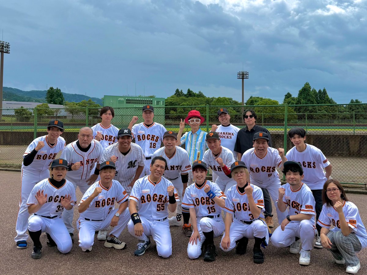 hanawa_bassman's tweet photo. 昨日開催予定だった、
石川ミリオンスターズ × はなわロックス 能登復興チャリティマッチは、残念ながら雷雨のため中止となってしましました(＞＜)
ですが、その代わりにYouTube生配信で、お笑いと音楽のライブをお届けしました！

球場でお会いできなかった皆さんとも、画面越しに楽しい時間を共有できて本当に感謝です。

来年こそは必ずグラウンドでリベンジ！

野球と、お笑いと、音楽の力で。
能登に笑顔と元気を届け続けていきます！

ご覧いただいた皆さん、本当にありがとうございました！

#石川ミリオンスターズ #はなわロックス #能登復興 #チャリティマッチ #野球 #お笑い #音楽 #能登に元気を