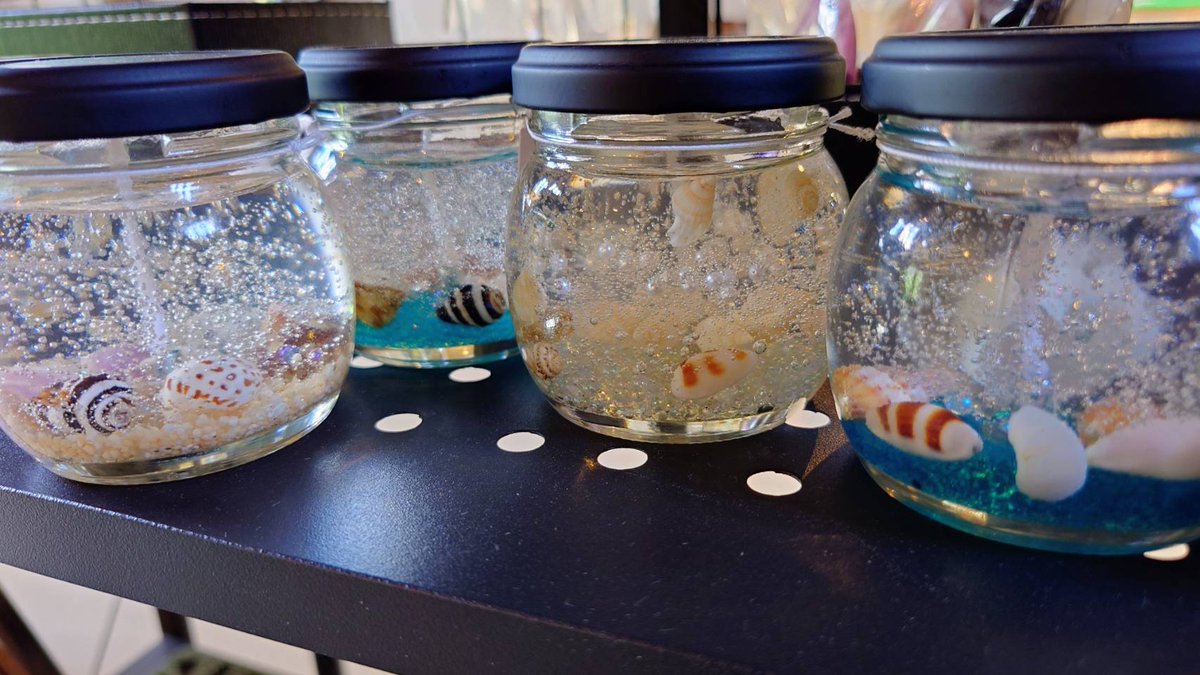 sekaijuile's tweet photo. ＼ 🐠 夏の新作キャンドル入荷！ 🕯️ ／
​雑貨作家COWママさんより、これからの季節にぴったりな新作キャンドルが届きました✨
​まるで小さな水槽を閉じ込めたような、涼しげなデザイン🌊
瓶の中のクリアなジェルには気泡がきらきらと輝き、貝殻や砂浜がとってもリアル🐚 https://t.co/smYNm22VHc
