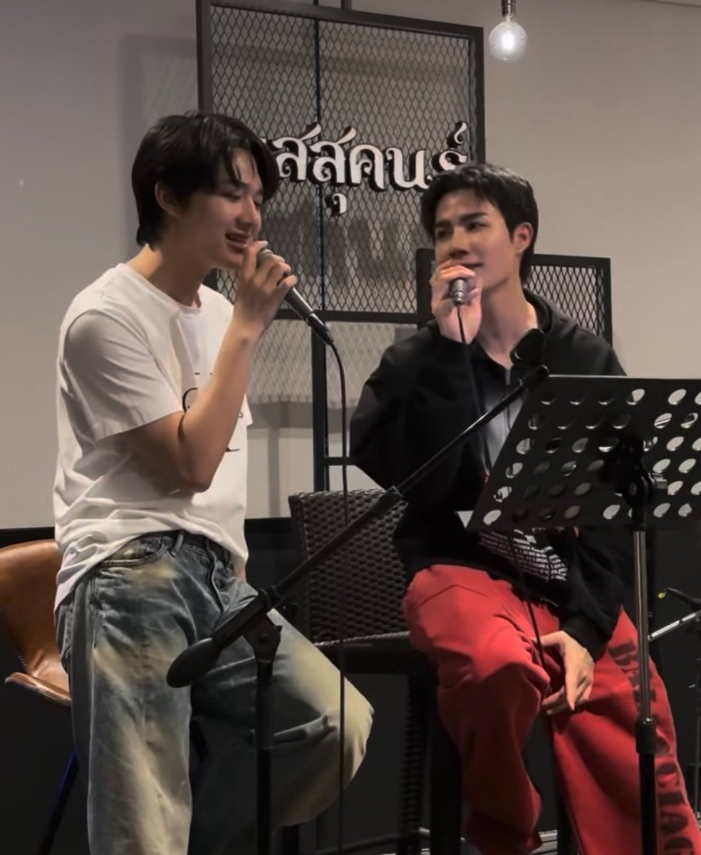 nuzuntalzon's tweet photo. เห็นไหมล่ะ ใครเล่าจะรักเมียเท่าพี่คนนั้น 😌

#ZeeNuNew https://t.co/WxLguQqzRq