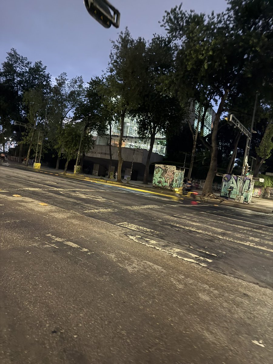 Maharba1483's tweet photo. @AlcCuauhtemocMx @AlessandraRdlv sin alumbrado público en biblioteca Vasconcelos https://t.co/dstL5cOjBx