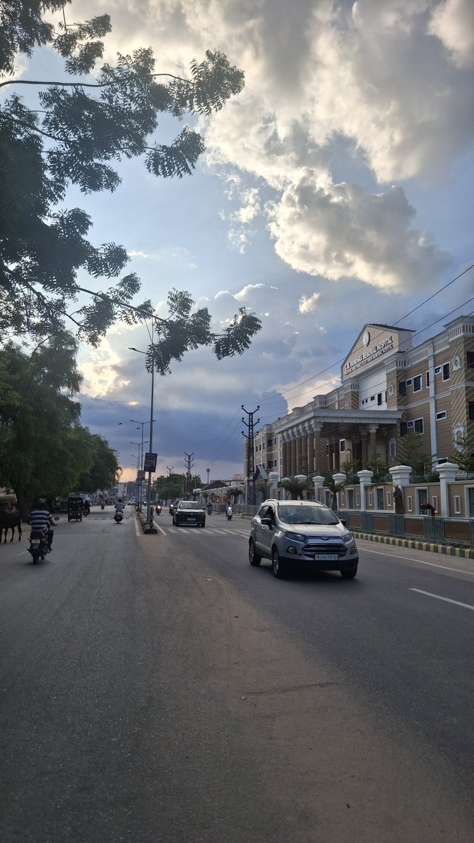 UpadhyayTolaram's tweet photo. #bikaner #bharat 

बीकानेर में बदरिया
It is cloudy in Bikaner https://t.co/aOo6l3UxBg