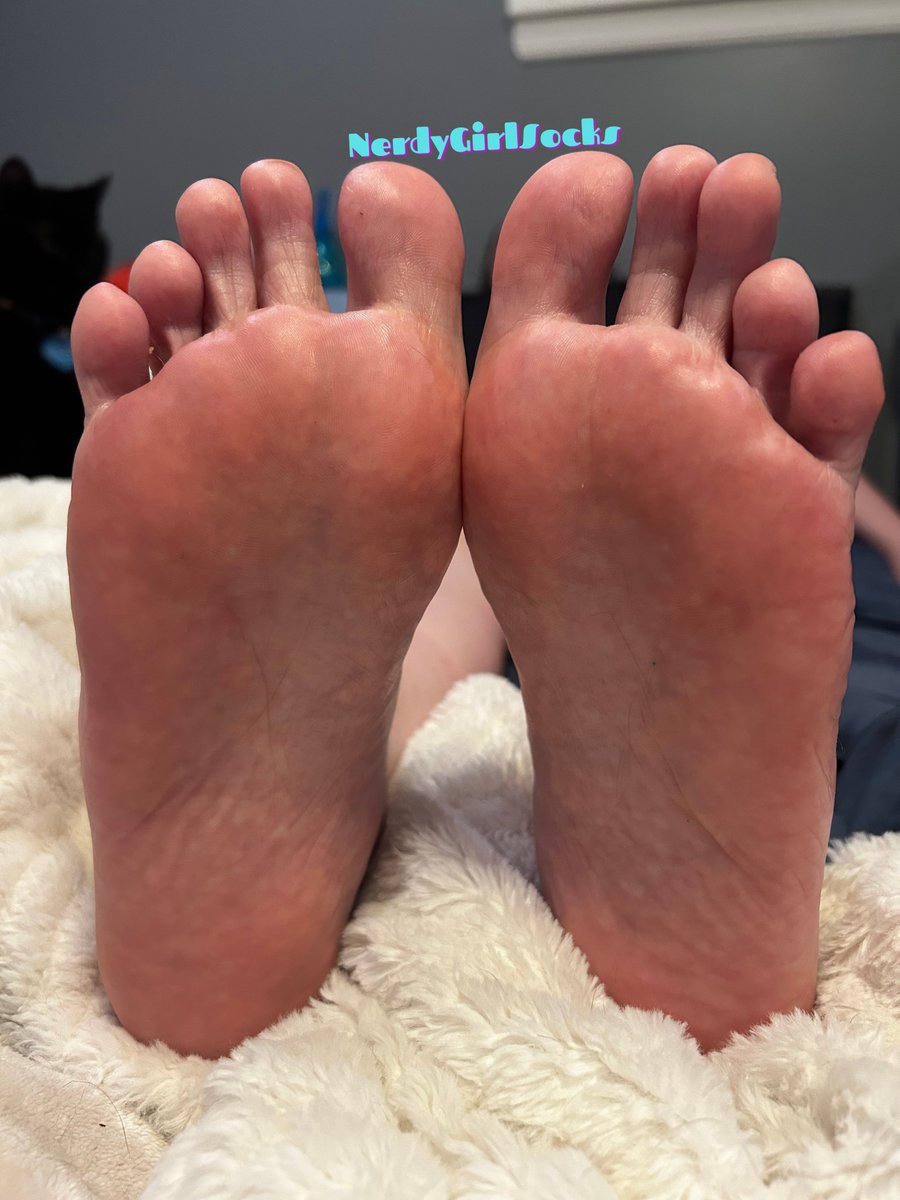 NerdyGirlSocks's tweet photo. Some outtakes from a commissioned set I just did for a wonderful fan!
Insterested in photos of your own? 😉

#soles #teasingfeet #barefoot #footseller #selling #smoothsoles #fypシ゚ #explore https://t.co/evtH4uRYjs