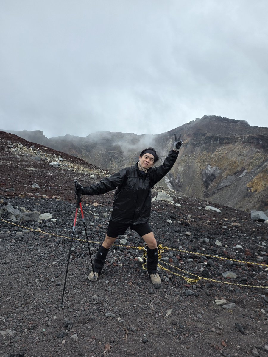 wal_sccs's tweet photo. the guy who was happily wearing shorts to hike up mount fuji…. is left with a present😂 https://t.co/4PHRHcbeTn