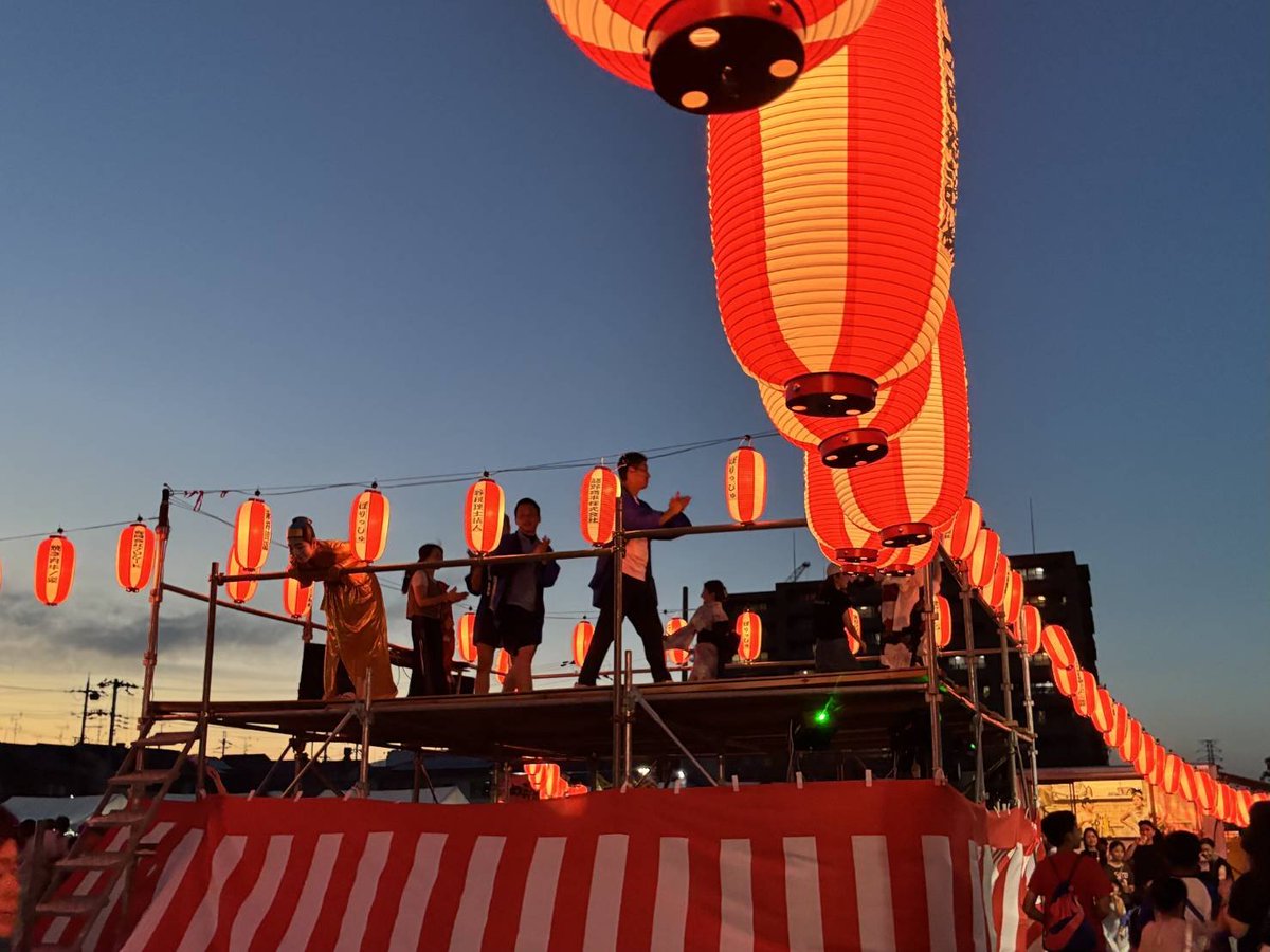 sazae3com's tweet photo. ★向日市で夏祭り復活か？！★

しばらく無かった夏祭り。
商工会青年部の皆様が実施してくれました！

盆踊りや屋台などに多くの方が集い、賑やかに開催されました！大成功！

アリーナ開設に向けた街の活性化委員会の向日の輪の活動も広がりつつあります！

継続されるよう私もお手伝いしていきます https://t.co/w1rUVgE0PM