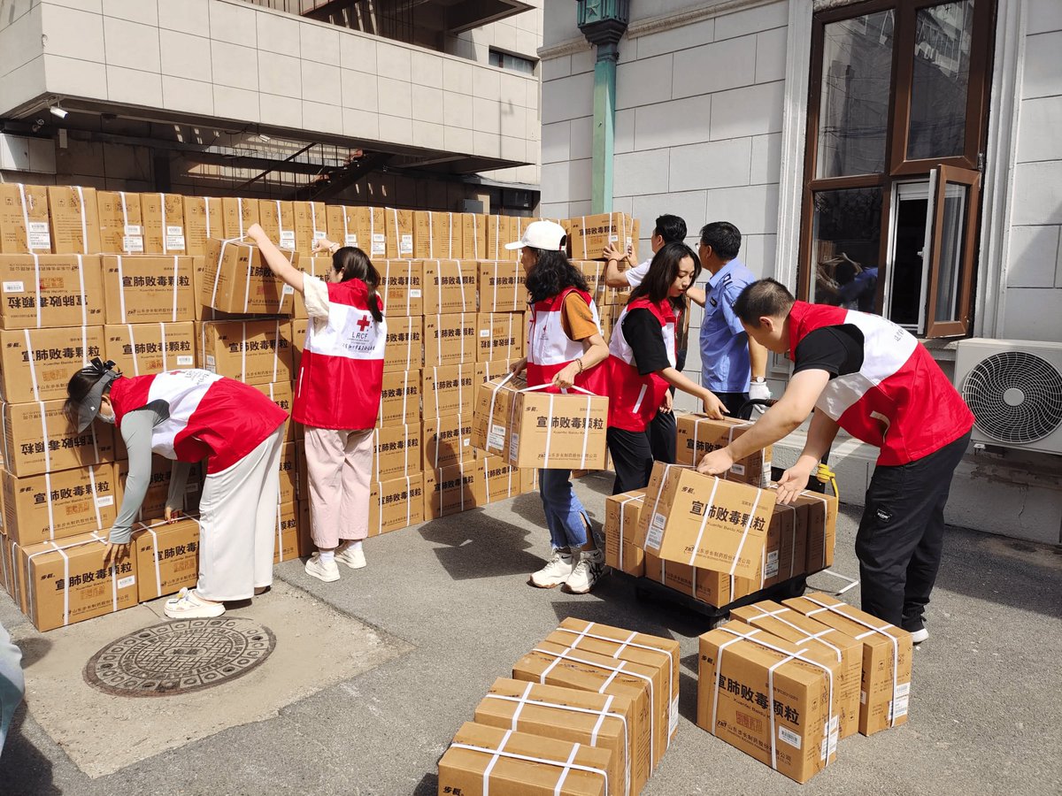 hzbajs's tweet photo. Just spent 3 hours volunteering at the community food bank today—packed 20 care packages for local families in need. Every small act counts! #VolunteerDay #CommunityLove， https://t.co/aFtG8xhMZJ