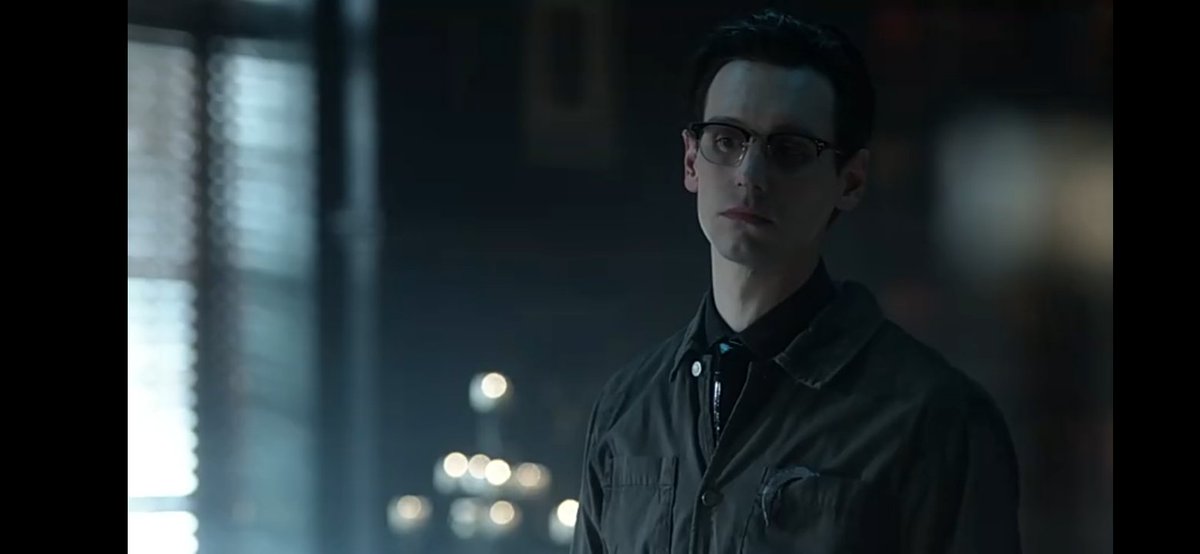 Marcela_L18's tweet photo. Deben de aceptar que ambos lucen perfectos en este capítulo, me encanta Edward con ese uniforme, con su peinado de siempre, sus lentes, caraj0, es perfecto, ni hablar de Oswald su cabello oscuro, la forma en la que habla y sus ojos resaltando siempre. Lucen preciosos.
T5-C8 https://t.co/epHt2hofmq