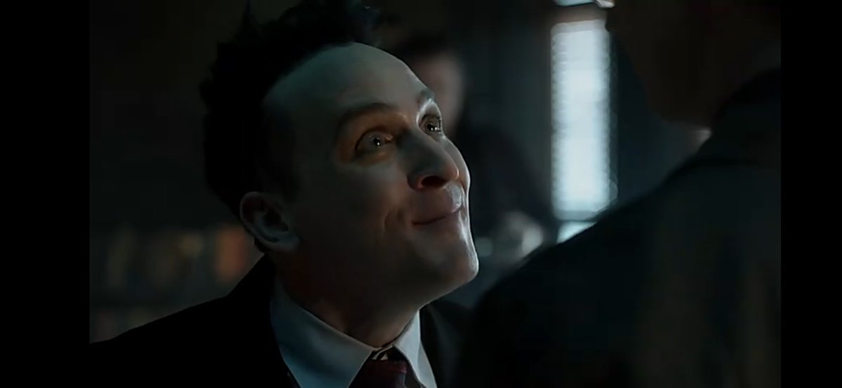 Marcela_L18's tweet photo. Deben de aceptar que ambos lucen perfectos en este capítulo, me encanta Edward con ese uniforme, con su peinado de siempre, sus lentes, caraj0, es perfecto, ni hablar de Oswald su cabello oscuro, la forma en la que habla y sus ojos resaltando siempre. Lucen preciosos.
T5-C8 https://t.co/epHt2hofmq