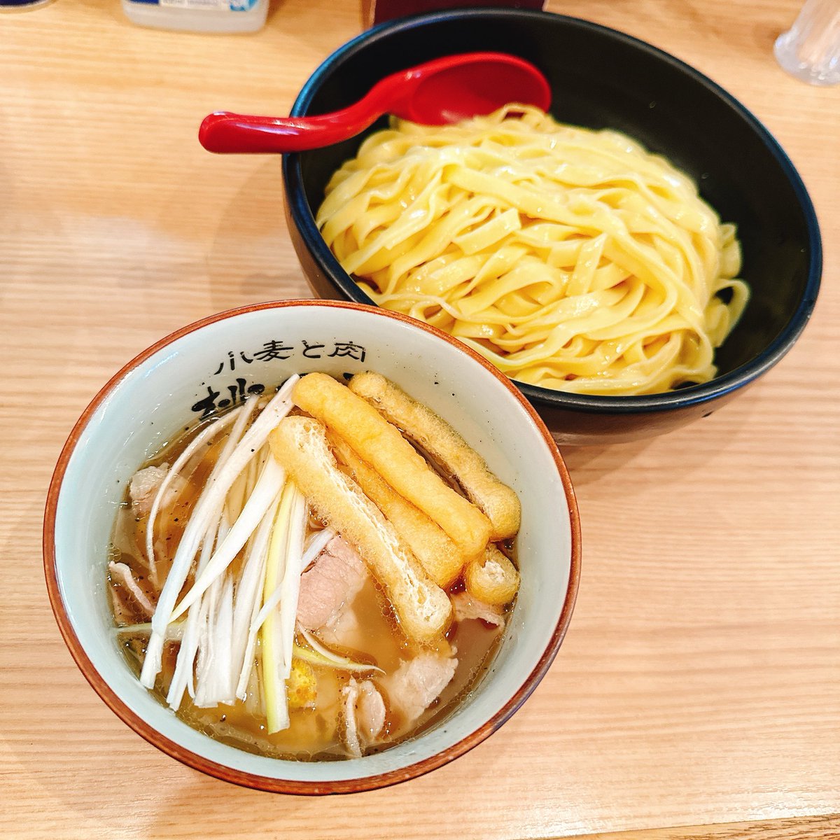 Gamushara_04's tweet photo. 今日も最高の1杯を👍✨️🍑

 #我武者羅  #つけ麺  #新宿御苑  #menu  #テイクアウト https://t.co/F7q1BSq0HW