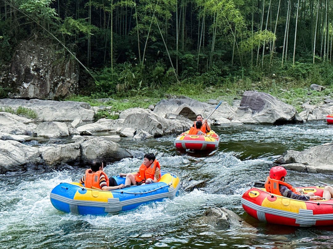 PananChina1's tweet photo. 磐安山野漂流，穿行苍翠峡谷，溪水消暑，戏水欢畅，把盛夏燥热尽数冲走。 https://t.co/yVNEtyV9Cg