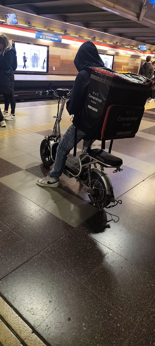 88Anibal's tweet photo. @metrodesantiago Ese tipo de transporte quien los permite y más encima al medio de los vagones??? https://t.co/edC9nbntaO