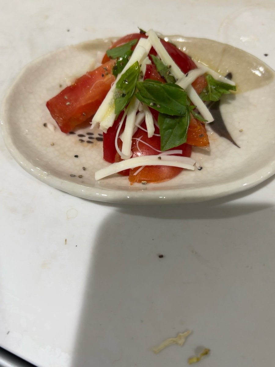 fusha1207's tweet photo. なんちゃってカプレーゼ美味し。
プランターで栽培中の大玉トマト第1号と、ちょっと育ってきたバジルを合わせて✨️ https://t.co/tLwomCromb
