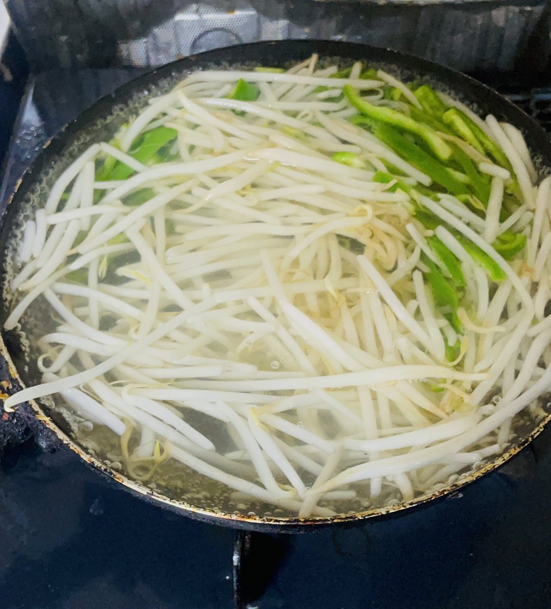 k30854's tweet photo. 美味しいナムルの作成🤤
①もやしは沸騰したお湯に酢大1を入れ１分茹でる
②ピーマン2個千切で同時に茹でる、深みUP
③胡瓜は1本皮を剥き千切塩揉み、食感UP
④大場は2枚刻み、風味UP
④もやし胡瓜は絞り水分を抜く
⑤タレは醤油酢小2卸大蒜小4胡麻油小3白胡麻少々
⑥ポリで揉み冷蔵庫で冷やし完成 https://t.co/d2Swj9Rt5i
