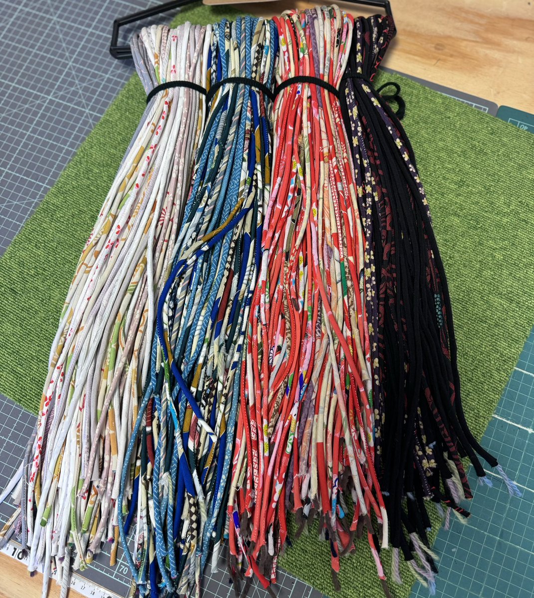 hiroryokaiaoi's tweet photo. 毛糸を通して、紐に出来上がり
しばらく、紐は、作らなくって良さそう☺️ https://t.co/CzVMCYdpQK