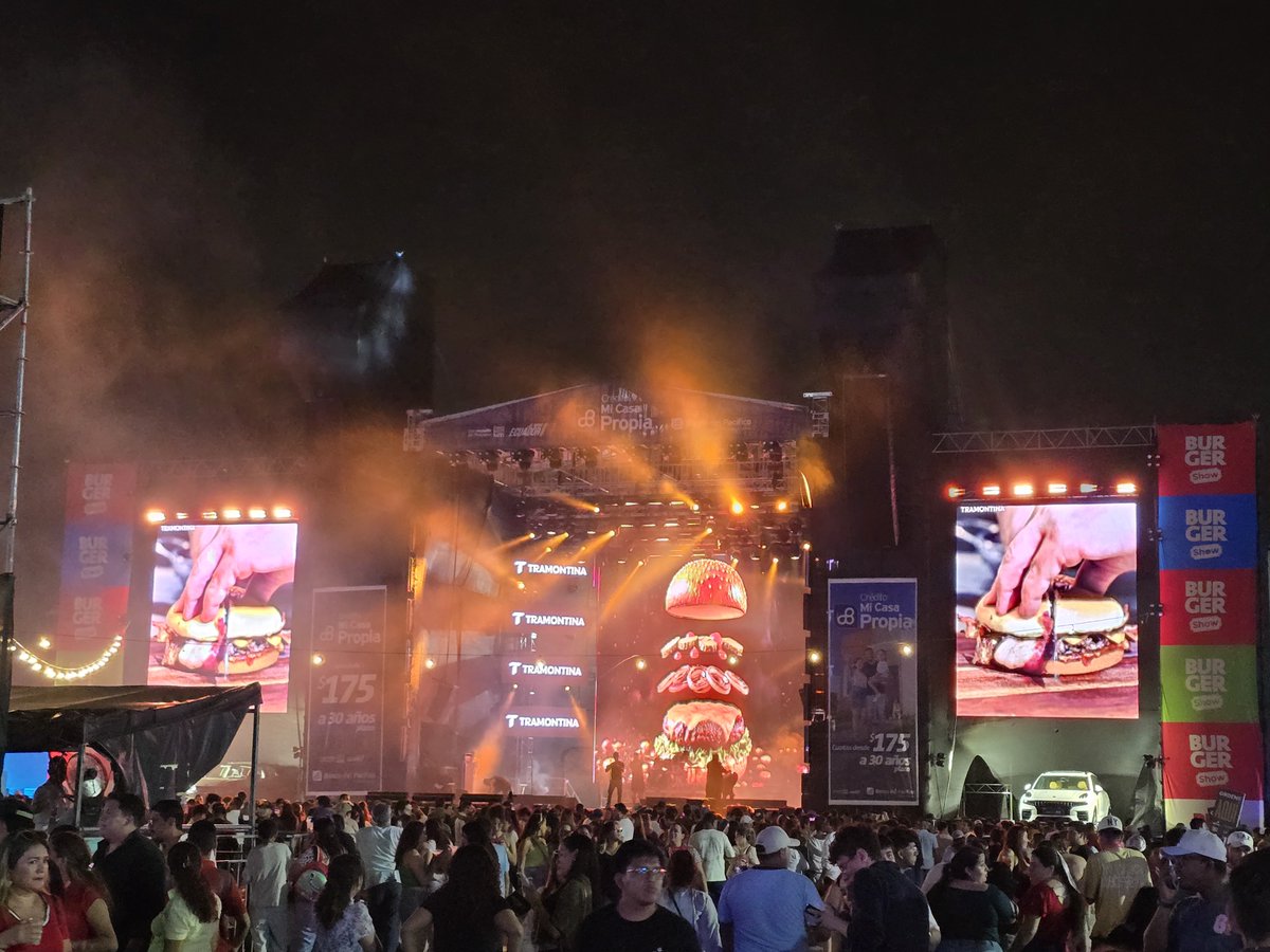 EmergenciasEc's tweet photo. En comparación con ediciones pasadas, esta vez el Burger Show se percibió mejor organizado. El show de Tony Dize, Mau y Ricky, La Factoria estuvo excelente y, aunque hubo bastante aglomeración, es algo esperable en un evento de esta magnitud.
Lo más destacable es que permite dinamizar la economía local, que tanto lo necesita.
Me sorprendió la organización de este año que con más gente todo salió bien.