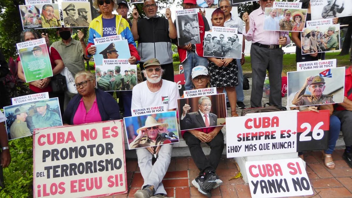 embacubasalva's tweet photo. Solidaridad en El Salvador hoy: "El 26 de Julio en la Plaza José Martí de San Salvador gritamos un 
¡VIVA CUBA SOCIALISTA!  y un ¡EL YANKEE NO PASARÁ!".

#CubaNoEstáSola en este 26 de Julio. 

#MiMoncadaEsLaPatria https://t.co/9kxGqCF5WQ
