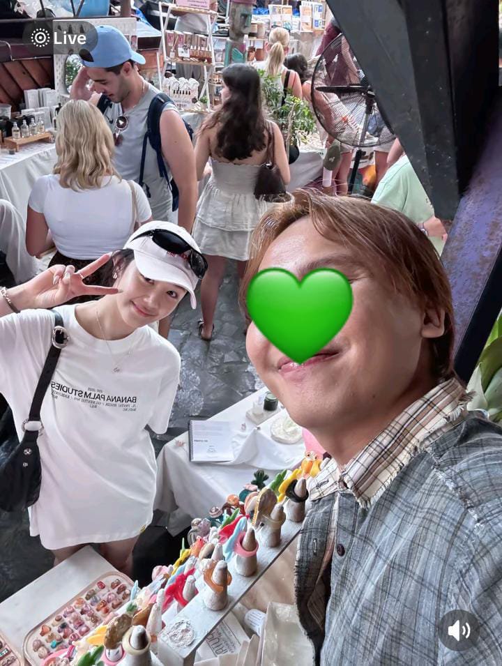 PEARIES_INA's tweet photo. [📸] PHARITA in Uluwatu Weekend Market, Bali

salah satu OP yang bertemu Pharita di Bali mulai memposting foto Pharita yang sedang menggunakan cincin art hasil buatannya ✨💚

—————
©️ Tales of Tresor &amp; Ajung Parawira

#파리타 #BABYMONSTER https://t.co/LX1iOkuCyU