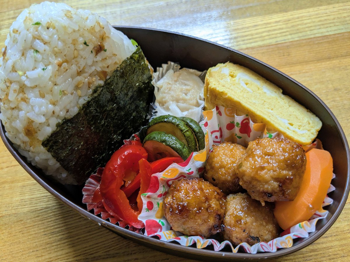 uniikashako's tweet photo. 今日のお弁当🍱
🔶だし巻きたまご🥚
🔶つくね🥕しゅうまい
🔶ズッキーニポン酢🥒
🔶パプリカマリネ
🔶おにぎり🍙

#いってらっしゃい
#お弁当 https://t.co/pbA6Vm3sZ8