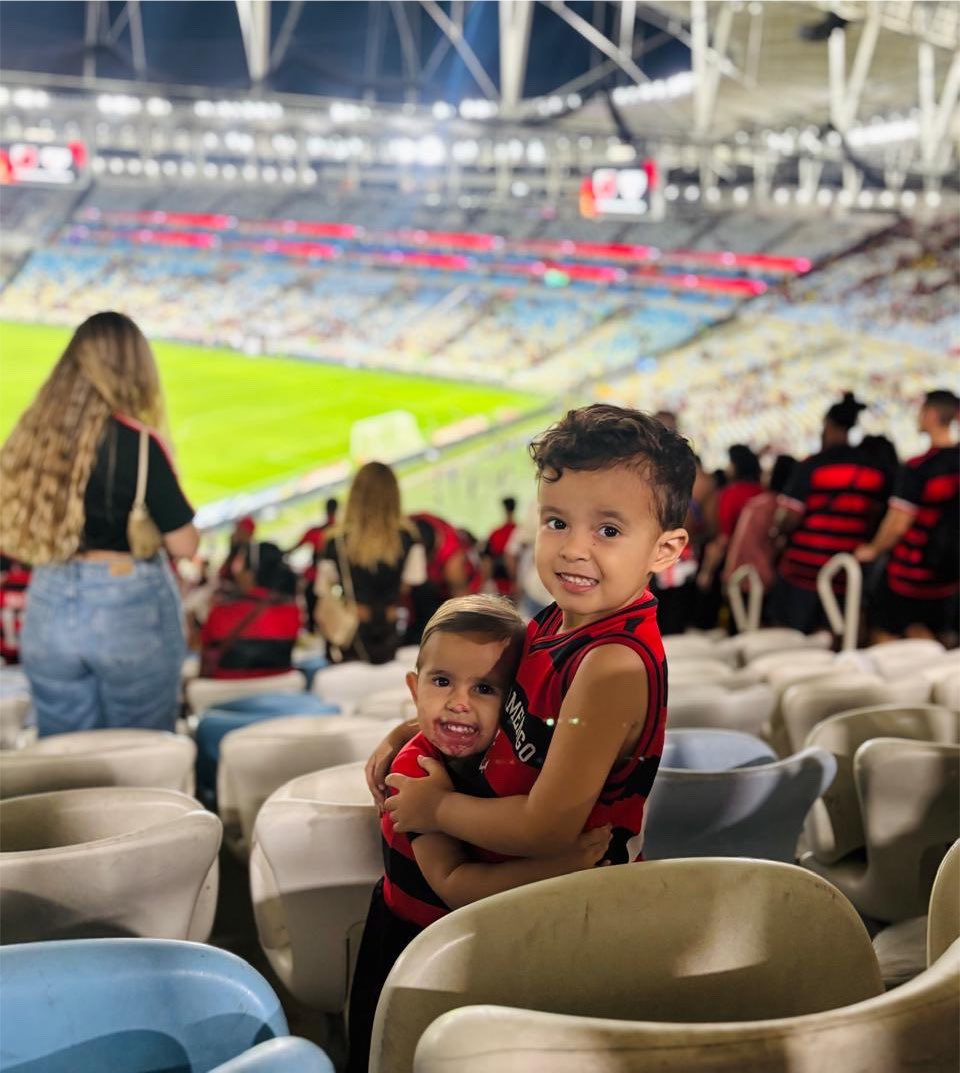 jorgediogo97's tweet photo. 57 dias longe da nossa maior paixão! Muita coisa mudou, eles cresceram, estão mais espertos e mais apaixonados do que nunca pelo Clube de Regatas do Flamengo, nossa vida é te seguir @Flamengo ❤️🖤 https://t.co/vgGZPQEAW5
