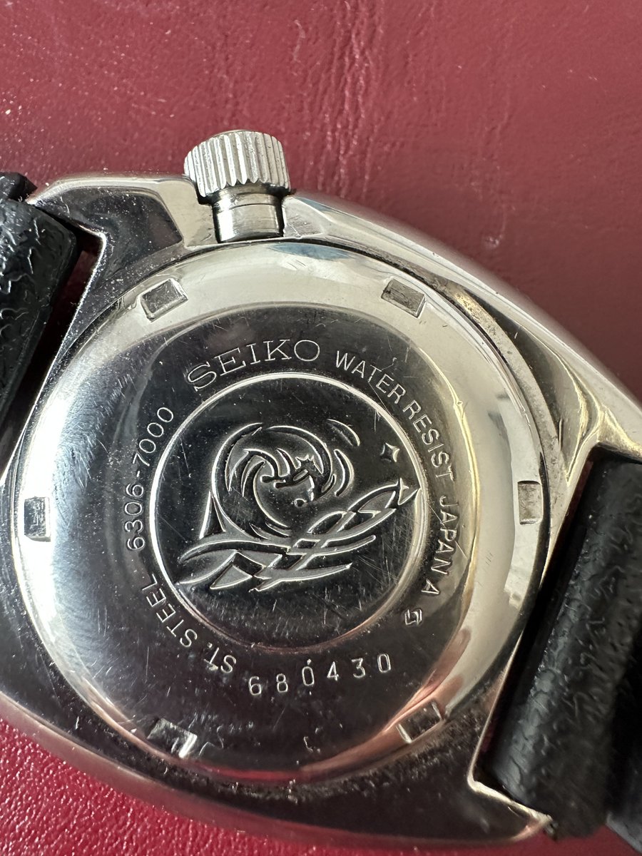 WatchPatrolRF's tweet photo. 🐢 The 6306-7000 was a true Japan-only diver, made for just a few months in '76. Relumed indices light up like a torch. Honest bezel wear gives it character. #Seiko #6306 #VintageDiver #agee
💰 $850 at https://t.co/5wtySLSLAQ https://t.co/YzFGiDnJLy