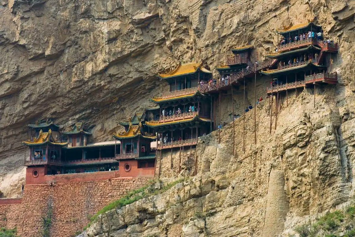 ningzhong3's tweet photo. 悬空寺位于山西省大同，始建于北魏，距地高60米，至今已有1500多年历史。是国内现存最早、保存最完好的高空木构摩崖建筑。其最值得惊叹的是它依靠榫接结构，嵌入崖内而不倒。 https://t.co/PtvkKIqafq