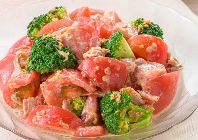 kewpie_official's tweet photo. 簡単なのに抱えて食べたいおいしさ!?​
5分で作れる、旬のトマトの和えサラダ🍅​

トマト　2個​
ブロッコリー　4房​
ツナ　1缶​
キユーピー 深煎りごまドレッシング　大さじ4​

塩ゆでしたブロッコリーとひと口大に切ったトマト、ツナを深煎りごまドレッシングで和えるだけ！ https://t.co/z7dzqn0KQp