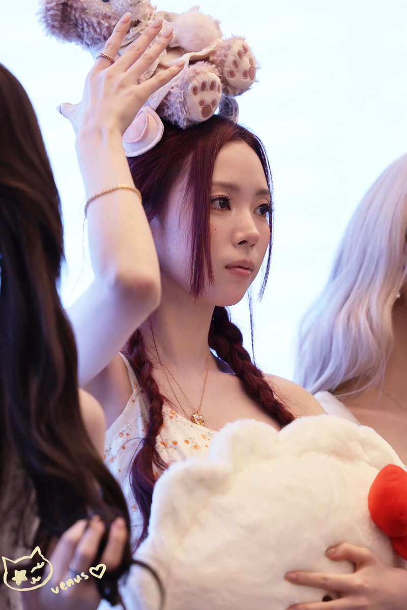 VenusII7's tweet photo. meovv-narin looks so divine and angelic in these photos😸— but really, she's just trying to balance a toy on her head. https://t.co/wgjqNQ6xbY