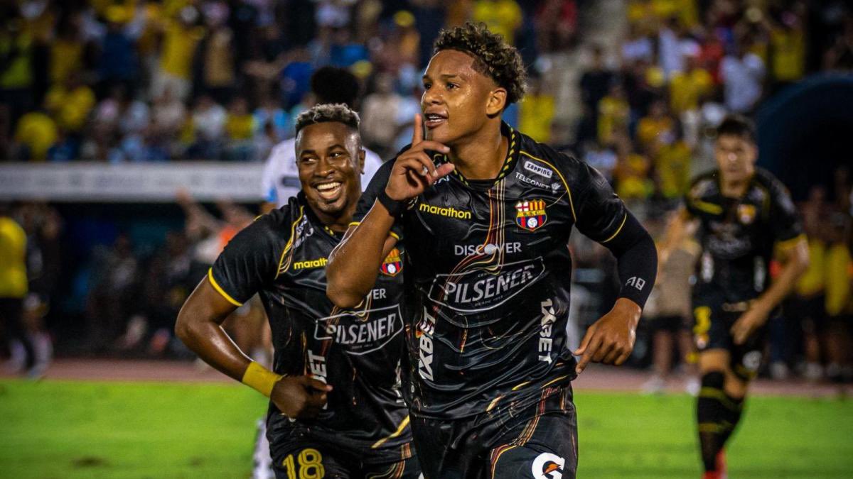 nicorivera05's tweet photo. Farías lo tiene disponible hace 6 partidos y prefiere poner a Villalba. https://t.co/at2F5rQHsY